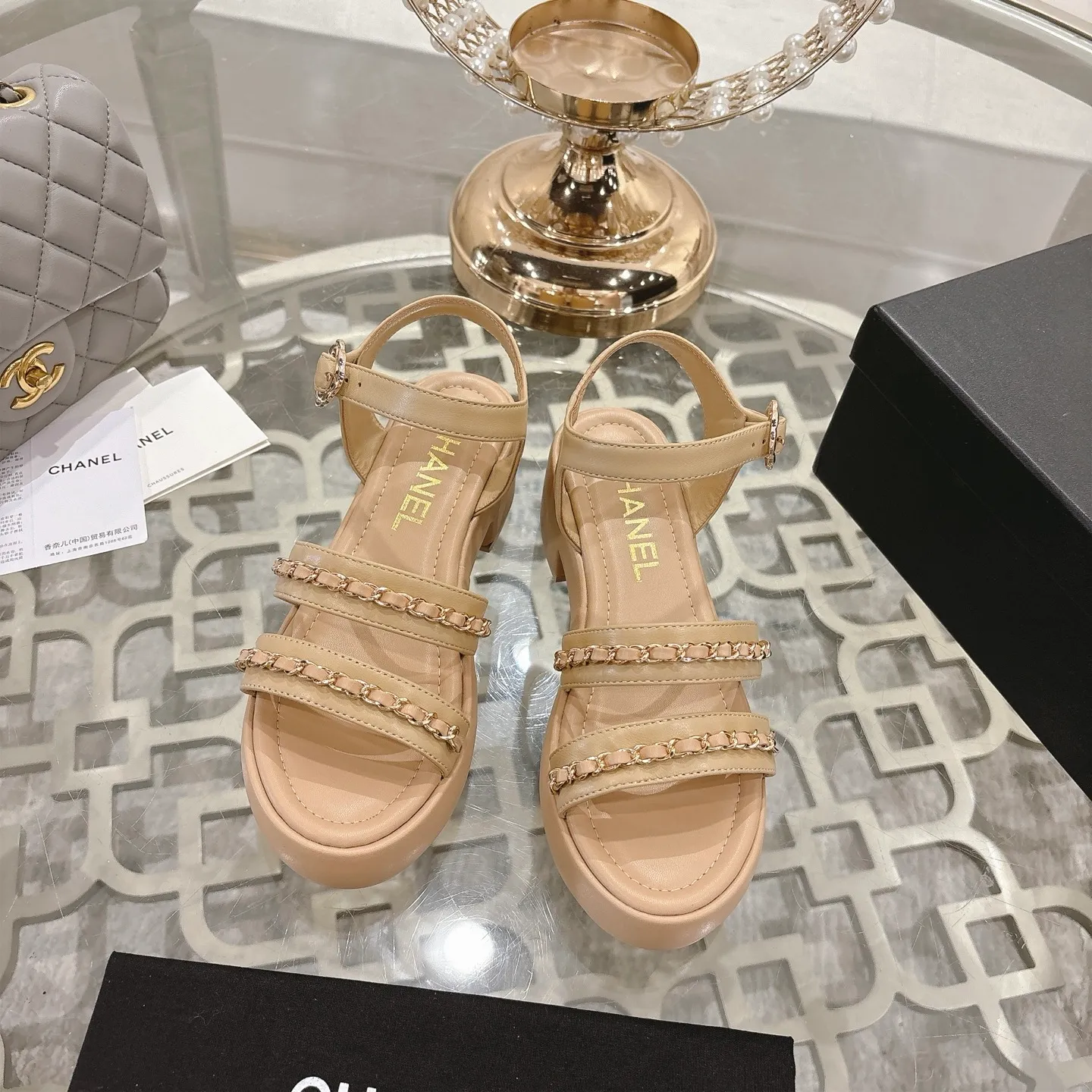 👟👟Ex-factory price 560👟👟Chanel Xiaoxiang 2025ss spring and summer latest catwalk fashion chain decoration top quality! Accurate to 1:1, light luxury without tiring the feet, the upper foot can be matched with spring and summer clothes at will, highlighting texture and taste, simple yet luxurious appearance, even if it is just a pair of sandals, it is definitely a must-have pair in the summer shoe cabinet. Upper: imported lambskin. Lining: imported sheepskin lining. Outsole: original customized outsole. Size: 35-40 (40.41.42 custom-made, non-returnable)